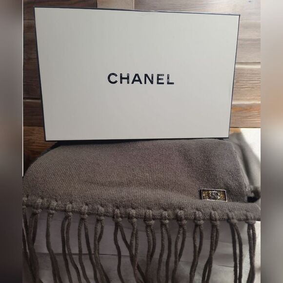 CHANEL CASHMERE MULTICOLOR UNISEX Scarf IN EUC WITH COA - Picture 5 of 15